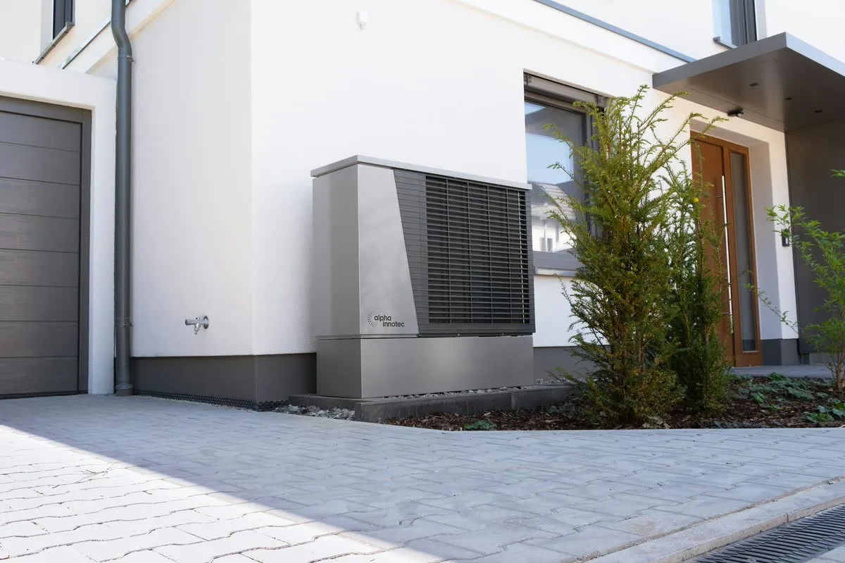 Pompa di calore installata all'esterno di una casa