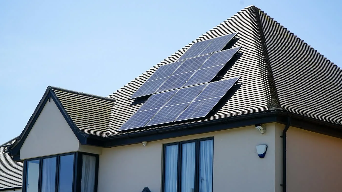 Pannelli fotovoltaici montati su un tetto in coppi